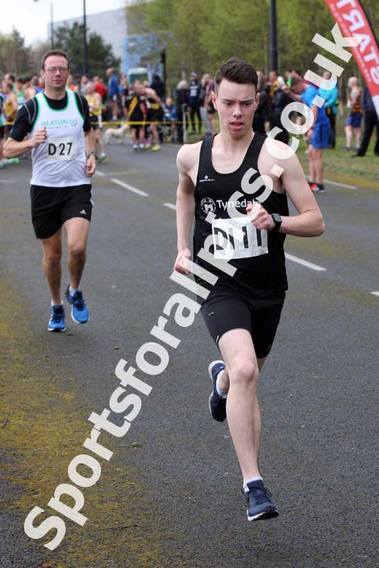 Senior mens relay, Elswick Good Friday Road Races. Photo: David T. Hewitson/Sports for All Pics